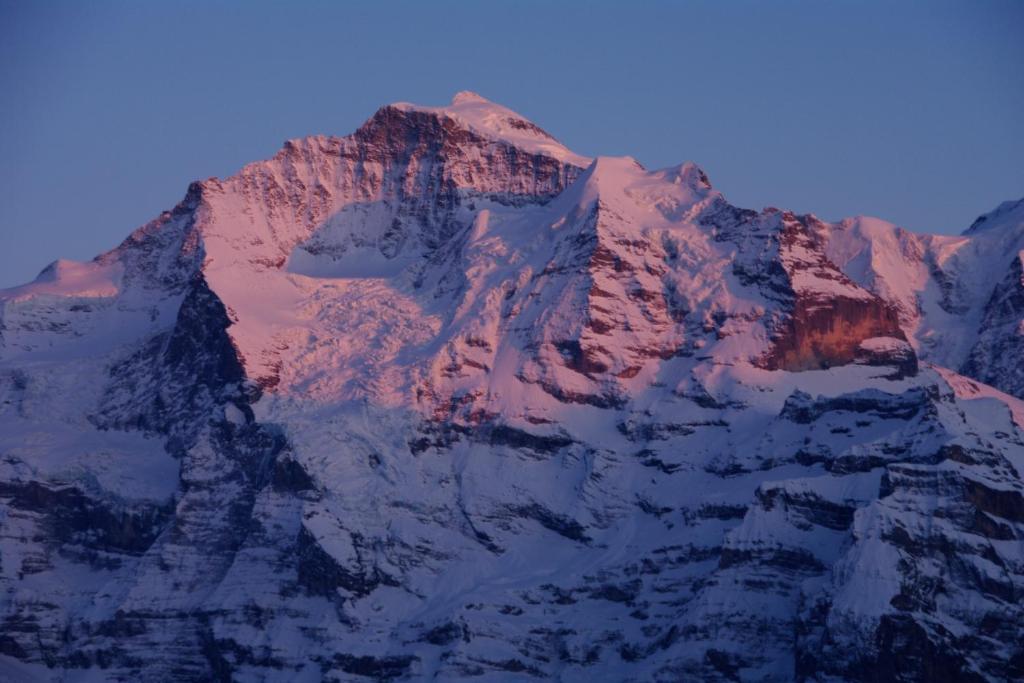 Hotel Restaurant Jungfrau Lauterbrunnen Quarto foto